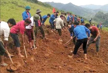 Đoàn viên thanh niên xã Nậm Có tham gia khai hoang ruộng bậc thang.