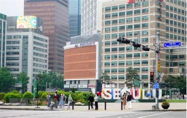 Người dân di chuyển trên đường phố tại Seoul, Hàn Quốc ngày 10/5/2020.
