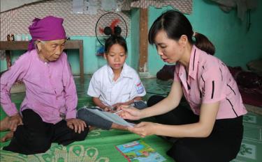 Cán bộ Lao động - Thương binh và Xã hội thị trấn Sơn Thịnh, huyện Văn Chấn tuyên truyền phòng chống xâm hại trẻ em tại gia đình bà Sa Thị Nít.