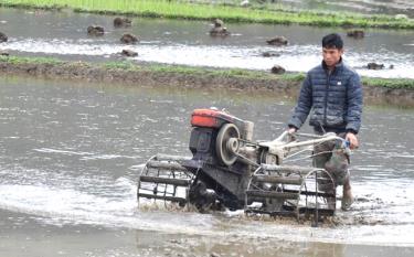 Hội viên nông dân xã Đồng Khê đưa cơ giới hóa vào sản xuất.