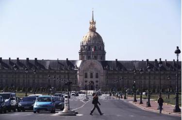 Cảnh vắng vẻ trên một đường phố ở Paris, Pháp.