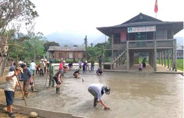 Người dân thôn Ao Luông, xã Sơn A ủng hộ ngày công làm sân và công trình vệ sinh nhà văn hóa.