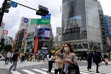 Người dân đeo khẩu trang phòng lây nhiễm COVID-19 trên một đường phố ở Tokyo, Nhật Bản, ngày 25/5/2020.