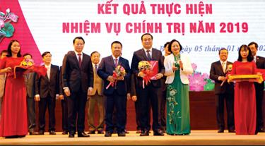 Đồng chí Bí thư Tỉnh ủy, Chủ tịch HĐND tỉnh Phạm Thị Thanh Trà và đồng chí Đỗ Đức Duy - Phó Bí thư Tỉnh ủy, Chủ tịch UBND tỉnh trao thưởng cho lãnh đạo huyện Yên Bình - địa phương hoàn thành vượt mức các chỉ tiêu, nhiệm vụ theo Chương trình hành động số 144 của Tỉnh ủy.
