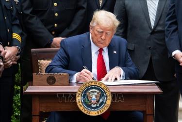 Tổng thống Mỹ Donald Trump ký sắc lệnh cải tổ cảnh sát tại Washington DC., ngày 16/6/2020.