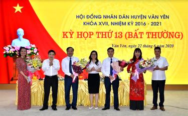 Đồng chí Vũ Quốc Bảo – Phó trưởng Ban Tổ chức Tỉnh ủy, lãnh đạo Văn phòng UBND tỉnh tặng hoa chúc mừng các đồng chí được HĐND bầu trúng cử các chức danh HĐND, UBND huyện Văn Yên.