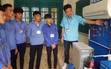 Lớp học nghề điện lạnh tại Trường Trung cấp Nghề Dân tộc nội trú Nghĩa Lộ. (Ảnh: Đình Tứ)