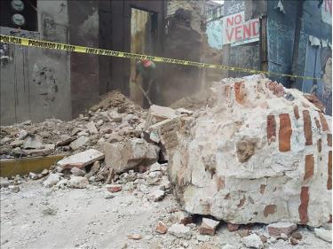 Cảnh đổ nát trên đường phố sau trận động đất 7,4 độ richter ở Oaxaca, Mexico, ngày 23-6-2020.