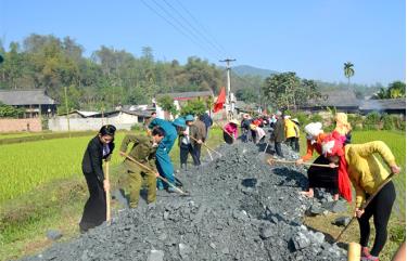 Nhân dân xã Phúc Sơn, huyện Văn Chấn tham gia làm đường giao thông nông thôn.