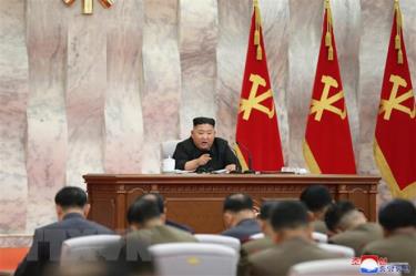 Nhà lãnh đạo Kim Jong-un chủ trì một cuộc họp với Ủy ban Quân ủy Trung ương Đảng Lao động Triều Tiên tại Bình Nhưỡng ngày 24/5/2020.