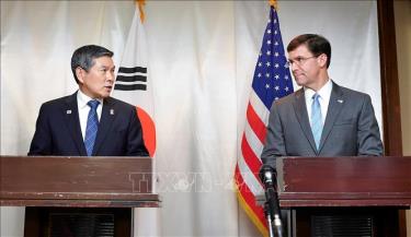 Bộ trưởng Quốc phòng Hàn Quốc Jeong Kyeong-doo (trái) và người đồng cấp Mỹ Mark Esper (phải).