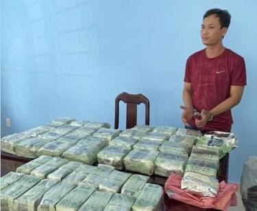 Đối tượng trong đường dây buôn ma túy xuyên quốc gia và tang vật tại cơ quan công an.
