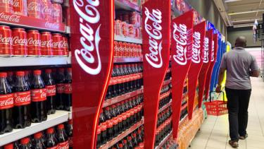 Coca-Cola tạm dừng quảng cáo trên tất cả nền tảng truyền thông mạng xã hội