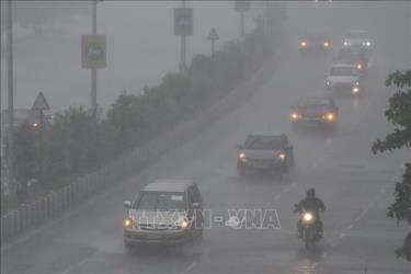 Các phương tiện di chuyển dưới trời mưa to tại Mumbai, Ấn Độ ngày 4/6/2020.