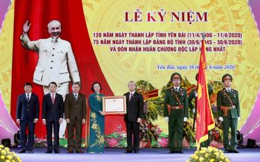 Thay mặt lãnh đạo Đảng, Nhà nước, đồng chí Trần Quốc Vượng - Ủy viên Bộ Chính trị, Thường trực Ban Bí thư trao Huân chương Độc lập hạng Nhất cho Đảng bộ, chính quyền và nhân dân tỉnh Yên Bái.