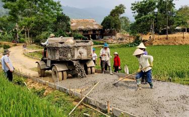 Nhân dân xã Minh Xuân, Lục Yên làm đường giao thông nông thôn. Ảnh Văn Tuấn