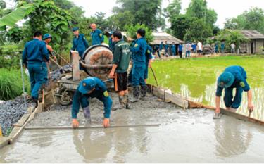 Nhiệm kỳ qua Yên Bái huy động nhiều nguồn vốn cho công tác giảm nghèo, trong đó phát triển mạnh về giao thông nông thôn. (Ảnh: T.L)