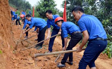 Thanh niên Văn Yên ra quân làm đường giao thông nông thôn tại thôn Quyết Tiến, xã Xuân Ái.