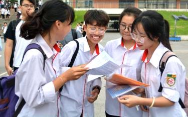 Cùng với kỳ thi tuyển sinh vào lớp 10, các em học sinh hoàn thành chương trình tiểu học có kết quả học tập tốt sẽ có cơ hội tham gia xét tuyển vào học  lớp 6 tại Trường THPT Chuyên Nguyễn Tất Thành.