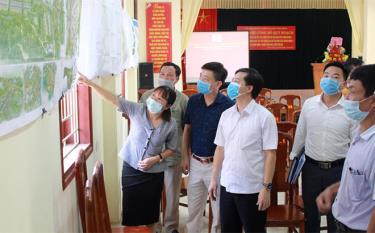 Officials and residents of Yen Binh district discussed the construction planning of the Thinh Hung 1 and 2 eco-urban areas.
