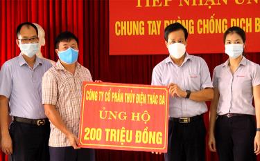 Lãnh đạo Công ty cổ phần Thủy điện Thác Bà trao ủng hộ phòng, chống COVID-19