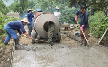 Người dân xã Tân Lập chung sức mở rộng, cứng hóa đường giao thông nông thôn.