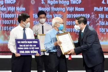 Thủ tướng Chính phủ Phạm Minh Chính trao chứng nhận, hoa cảm ơn bác Nguyễn Mạnh Tường, 82 tuổi, cán bộ hưu trí ngành đường sắt.