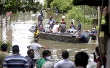 Ngập lụt và sạt lở đất đang diễn ra ở Sri Lanka.