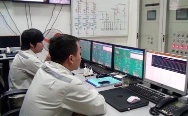 Điều hành sản xuất điện thương phẩm tại Nhà máy thủy điện Văn Chấn.