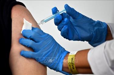 Nhân viên y tế tiêm vaccine ngừa COVID-19 cho người dân tại Madrid, Tây Ban Nha ngày 12/5/2021.