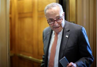 Thượng nghị sĩ Dân chủ Chuck Schumer là một trong hai người bảo trợ và thúc đẩy các dự luật cạnh tranh với Trung Quốc tại Quốc hội Mỹ