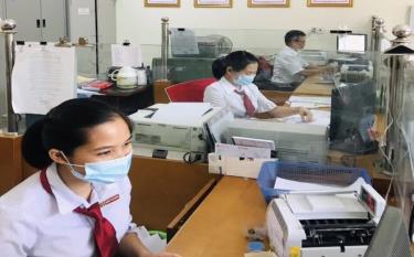 Giao dịch viên của Ngân hàng Agribank Chi nhánh huyện Văn Yên.