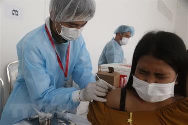 Người dân đợi tiêm vaccine ngừa COVID-19 tại Phnom Penh, Campuchia.