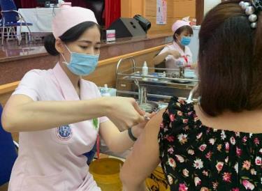 Người dân chỉ đi tiêm vaccine phòng COVID-19 tại các cơ sở, điểm tiêm chủng được Bộ Y tế cấp phép.