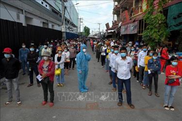 Người dân xếp hàng chờ tiêm chủng vaccine ngừa COVID-19 tại Phnom Penh, Campuchia, ngày 31/5/2021.