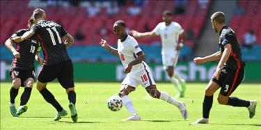 Tiền đạo Raheem Sterling (giữa) đội tuyển Anh đi bóng trước sự cản phá quyết liệt của các cầu thủ Croatia.