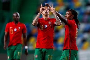 Cancelo (giữa) ghi một bàn và kiến tạo một bàn trong trận giao hữu hôm 9/6, Bồ Đào Nha thắng Israel 4-0.