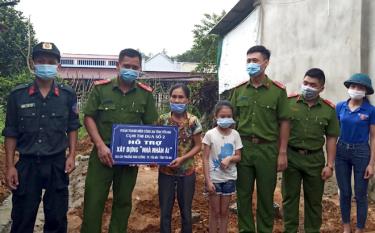 Đoàn thanh niên Công an tỉnh Yên Bái trao tặng kinh phí hỗ trợ xây dựng  nhà nhân ái cho hộ nghèo có hoàn cảnh đặc biệt khó khăn.