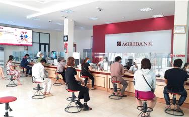 Ngân hàng Agribank Chi nhánh Lục Yên Bắc Yên Bái giữ khoảng cách của khách hàng đến giao dịch.