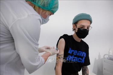 Nhân viên y tế tiêm vaccine COVID-19 cho người dân tại Moskva, Nga, ngày 26/4/2021.