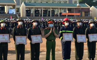 Đại tá Trần Đình Đức – Phó Tư lệnh CSCĐ trao chứng chỉ và phần thưởng cho các học viên xuất sắc.
