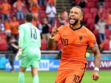 Depay ghi bàn từ chấm 11 m, nhưng anh chơi không hay ở trận này