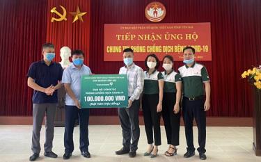 Đại diện Ngân hàng Thương mại cổ phần Ngoại thương Việt Nam Chi nhánh Yên Bái trao tặng 100 triệu đồng ủng hộ Quỹ phòng, chống dịch bệnh Covid-19.