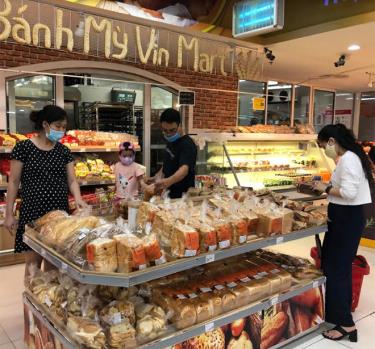 Người dân đến mua sắm tại Siêu thị Vinmart tại thành phố Yên Bái đều chấp hành đeo khẩu trang và thực hiện nghiêm công tác phòng dịch.