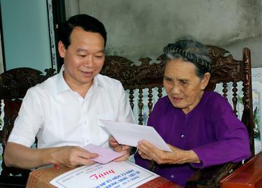 Bí thư Tỉnh ủy Yên Bái Đỗ Đức Duy thăm, tặng quà Mẹ Việt Nam Anh hùng Hoàng Thị Hiền ở thôn 7A, xã Việt Cường, huyện Trấn Yên.