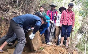 Đoàn viên, thanh niên huyện Mù Cang Chải tham gia Phong trào “Con đường em đến trường” tại các xã, thôn bản đặc biệt khó khăn.