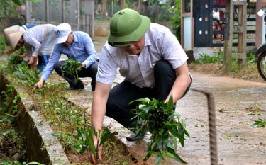 Lãnh đạo xã Thịnh Hưng tham gia Phong trào “Ngày cuối tuần cùng dân” tại thôn Đào Kiều 1.