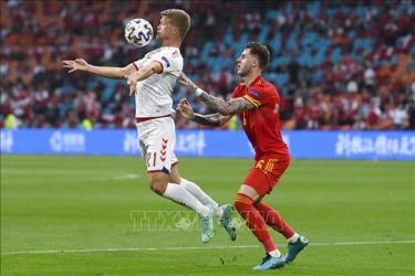 Pha tranh bóng bổng quyết liệt giữa tiền đạo Đan Mạch Andreas Cornelius (trái) và hậu vệ Xứ Wales Joe Rodon trong trận đấu tại vòng 16 đội, Vòng chung kết EURO 2020 trên sân vận động Johan Cruyff Arena ở thủ đô Amsterdam, Hà Lan ngày 26/6/2021.