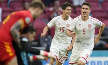 Maehle (số 5) mừng bàn nâng tỷ số lên 3-0 trước Wales hôm 26/6. Ảnh: AP