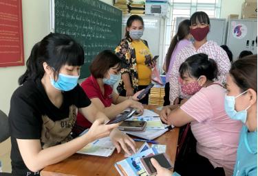 Cán bộ BHXH huyện Yên Bình tuyên truyền chính sách BHXH tự nguyện, BHYT hộ gia đình và hướng dẫn đăng ký, cài đặt và sử dụng ứng dụng VssID – BHXH số cho người dân xã Cảm Ân.